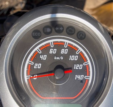 Motosiklet hız göstergesinin yakın görüntüsü 