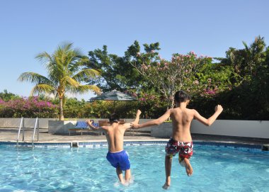 Mutlu çocuklar thel havuzu atlamak