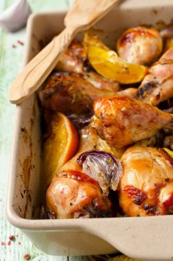 Fırında portakal tavuk kırmızı soğan ile