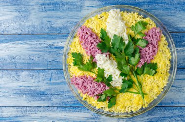 Salata tavuk ve mantar ile leylak dal ile dekore edilmiştir.