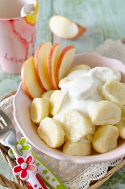 Süzme peynir ekşi krema ve elma ile tembel köfte