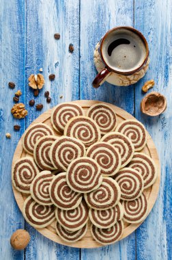 Bir ahşap tepsi bir spiral şeklinde kurabiye