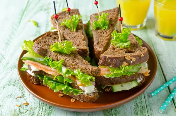 Клубный сэндвич с лососем и огурцами — стоковое фото