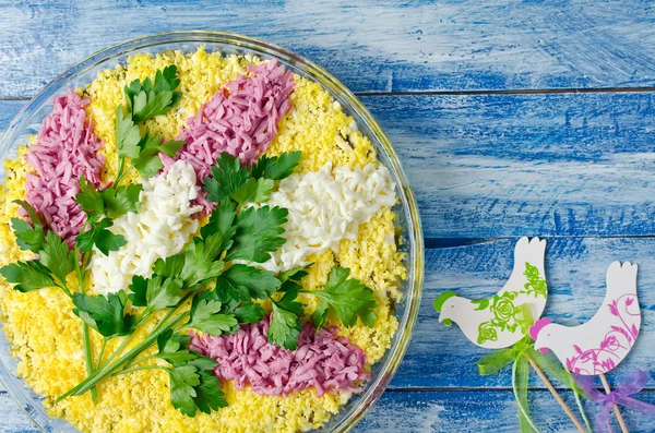 Salade met kip en champignons versierd met takjes Lila — Stockfoto