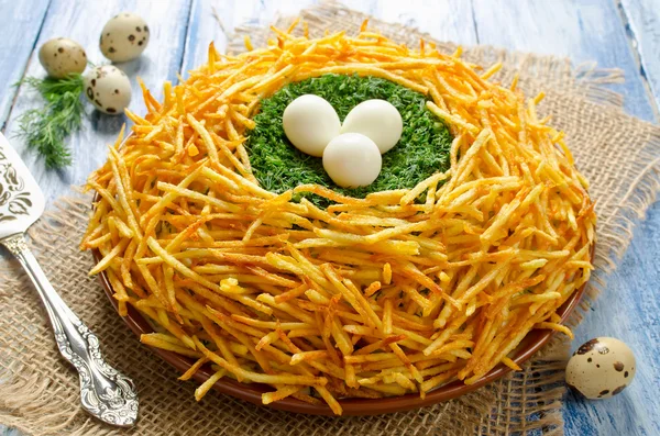 Салат "Гнездо куропатки". Русский традиционный салат — стоковое фото