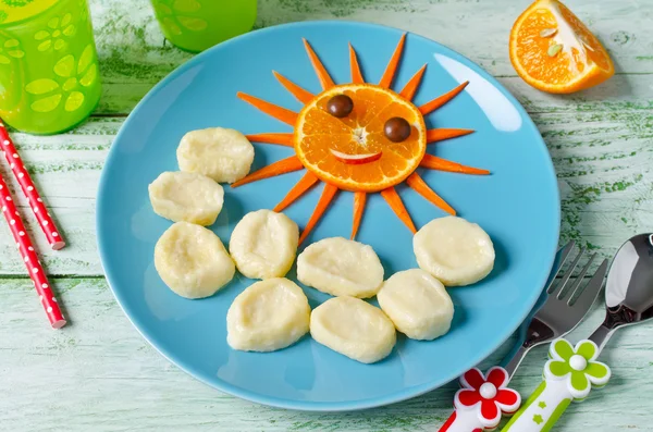 Children breakfast lazy dumplings and orange in the shape of the — Stock Photo, Image