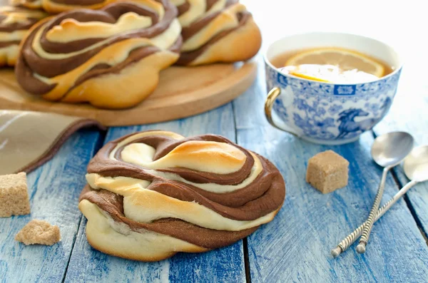 Pães de chocolate doce Coração na mesa — Fotografia de Stock