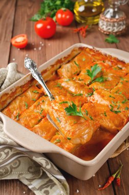 Pirinç ve etle doldurulmuş lahana ruloları.