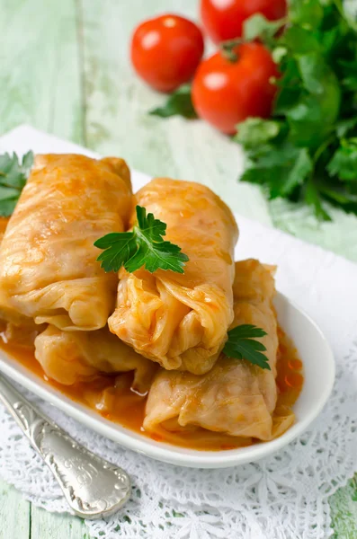 Rotoli di cavolo ripieni con riso e carne su un piatto bianco — Foto Stock