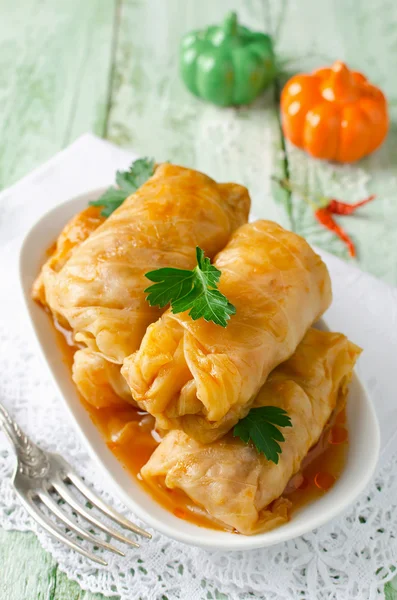 Kohlrouladen mit Reis und Fleisch auf weißem Teller — Stockfoto