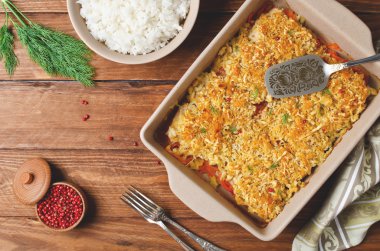 Fırında Balık fileto ekmek kabuğunun altında havuç ile