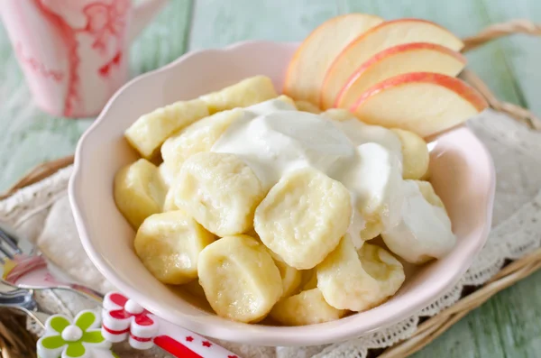 Albóndigas de requesón con crema agria y manzanas —  Fotos de Stock