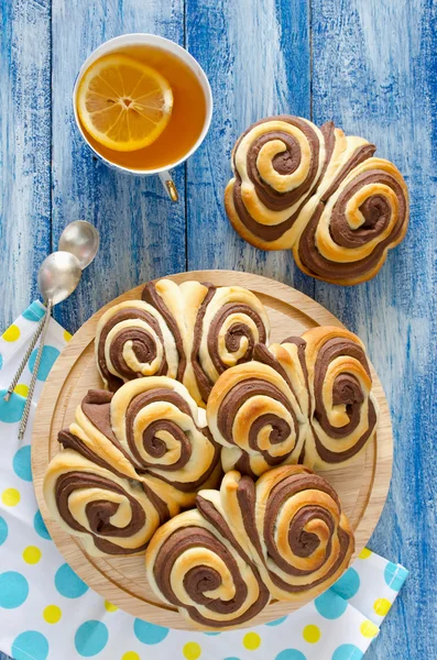 Petits pains au chocolat doux Papillon sur la table — Photo