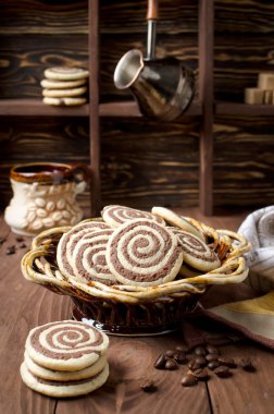 Ahşap bir masa üzerinde bir spiral şeklinde kurabiye