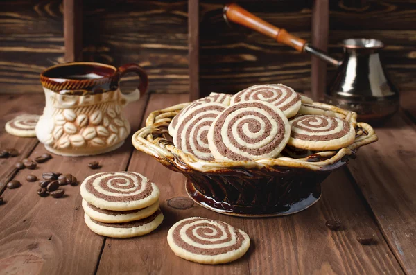 Koekjes in de vorm van een spiraal op een houten tafel — Stockfoto