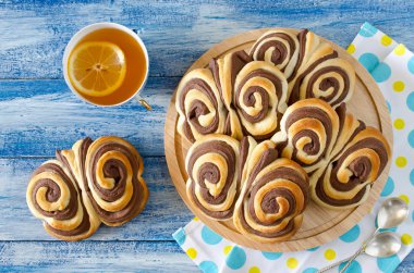 Tatlı çikolata buns kelebek masada
