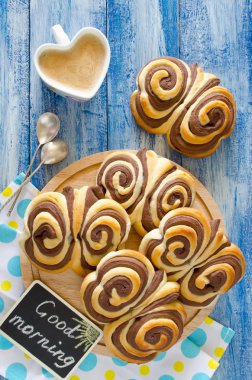 Tatlı çikolata buns kelebek masada
