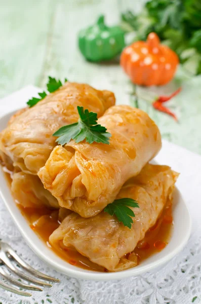 Kohlrouladen mit Reis und Fleisch auf weißem Teller — Stockfoto