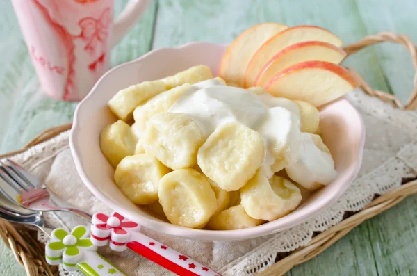 Lazy dumplings of cottage cheese with sour cream and apples