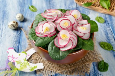 Sebze salatası menekşe mavi ahşap tablo