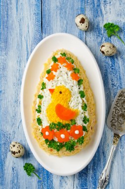 Festival salata yumurta bir piliç ve sebze ile dekore edilmiş olan