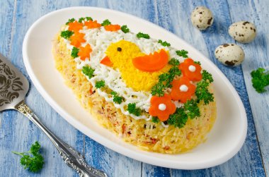 Festival salata yumurta bir piliç ve sebze ile dekore edilmiş olan