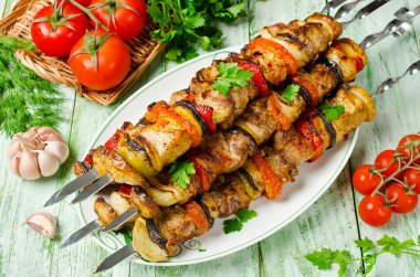Domuz eti ve sebze şiş. Öğle yemeği Mangal