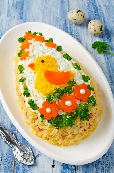 Ensalada festiva Huevo decorado con un polluelo y verduras —  Fotos de Stock