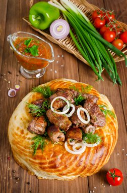 Kuzu Salantro ve mor soğan ile bir tortilla rulo