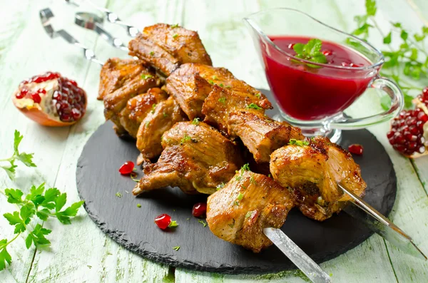 Costillas de cerdo a la parrilla en pinchos. Almuerzo a la barbacoa —  Fotos de Stock