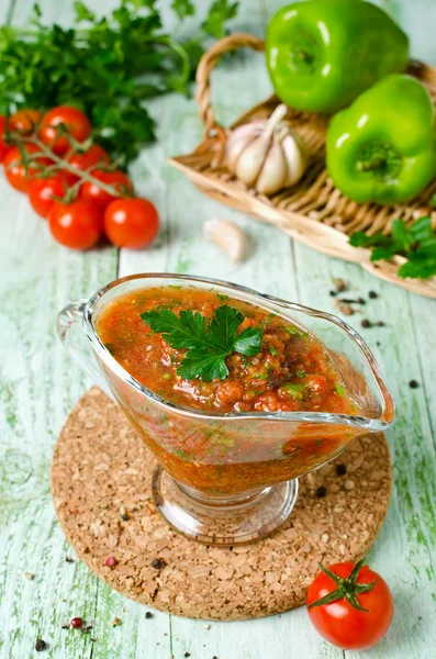 Frische Tomatensauce für Fleisch auf einem Holztisch — Stockfoto