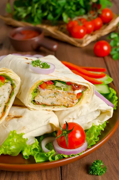 Fresh tortilla wraps with kebab and fresh vegetables on plate — Stock Photo, Image