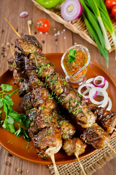 Kebabs de foie de bœuf grillé sur un fond de bois foncé — Photo