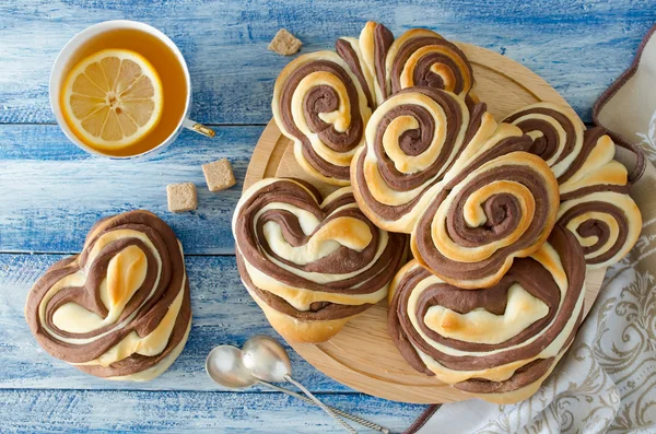 Pães de chocolate doce Coração e borboletas na mesa — Fotografia de Stock