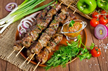 Koyu ahşap arka plan üzerinde ızgara sığır karaciğer kebap