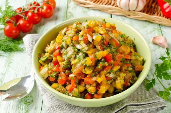 Салат из овощей на гриле с желтым и красным перцем, яичная палочка — стоковое фото