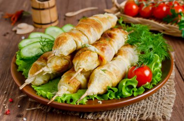 Pasta beyaz peynir ve domates kebabı