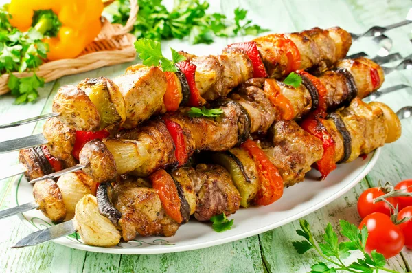 Brochettes de porc et légumes. Déjeuner barbecue — Photo