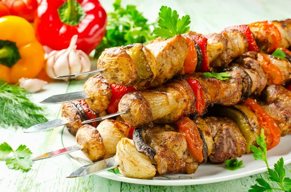 豚肉と野菜の串。バーベキュー ランチ — ストック写真