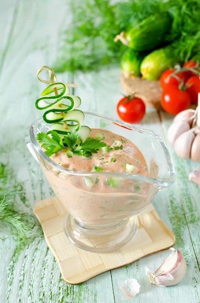 Sauce tomate fraîche pour la viande sur une table en bois — Photo