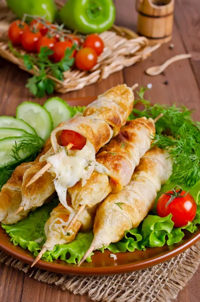 Kebab with tomatoes and cheese in pastry — Stock Photo, Image