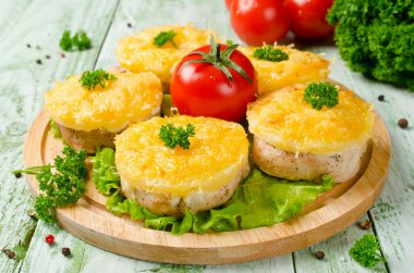 Ananas ve peynirli tavuk fileto