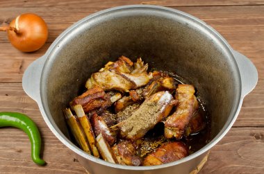 Pişirme güveç ihale kuzu eti, patates ve vegeta simmered