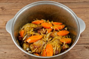 Pişirme güveç ihale kuzu eti, patates ve vegeta simmered