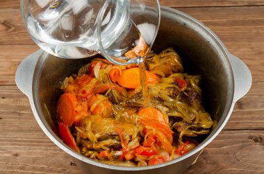 Pişirme güveç ihale kuzu eti, patates ve vegeta simmered