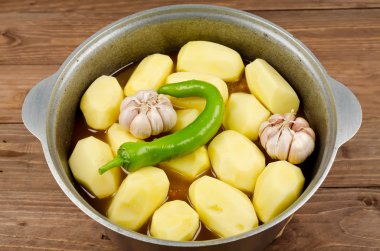 Pişirme güveç ihale kuzu eti, patates ve vegeta simmered