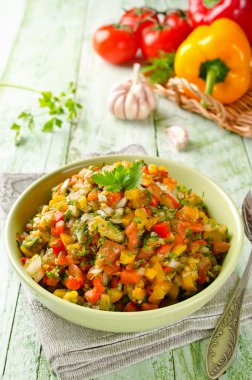 Sarı ve kırmızı dolmalık biber, eggpla ile ızgara sebze salatası