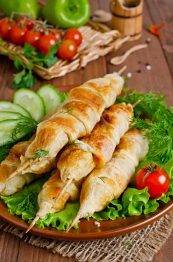 Pasta beyaz peynir ve domates kebabı