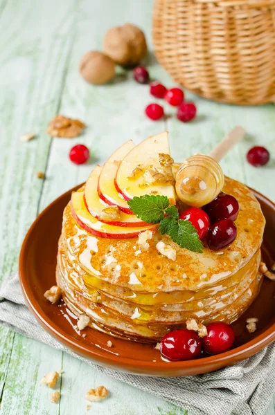 Panqueques caseros con miel, manzana, arándanos y nueces — Foto de Stock