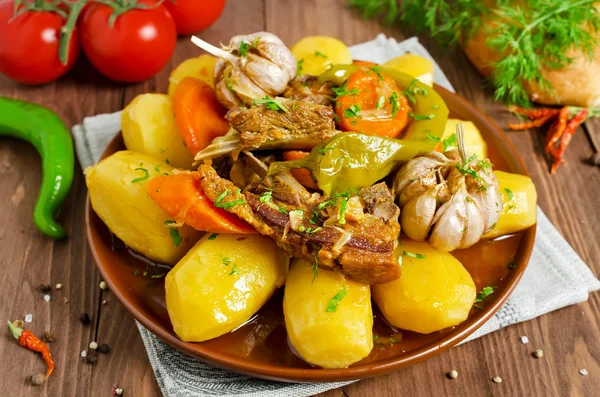 Estofado de cocción lenta con carne de cordero tierna, patatas y verduras —  Fotos de Stock